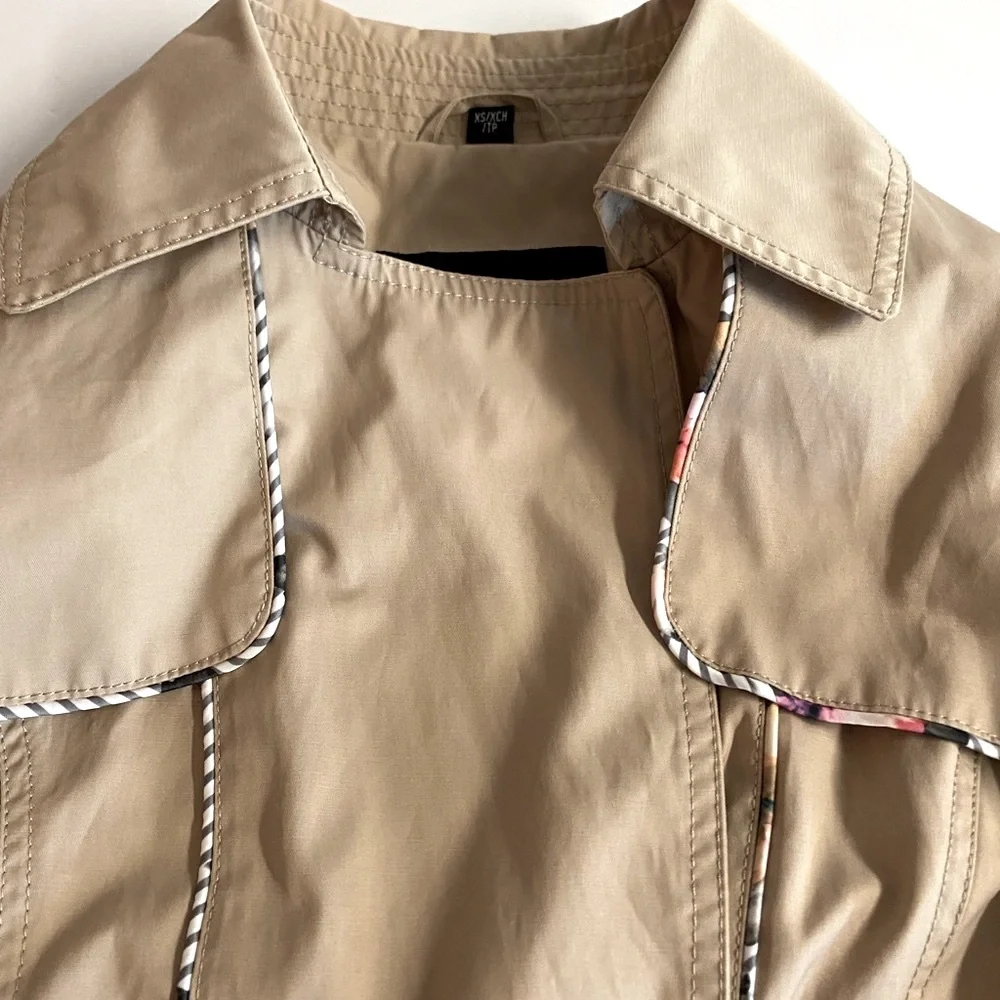Classic Guess Belted Trench Coat size Double breasted with snap buttons.Size XS